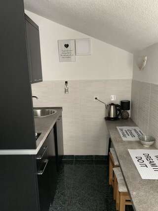 Апартаменты Apartmani Krgušić Тиват Семейный номер-студио-3