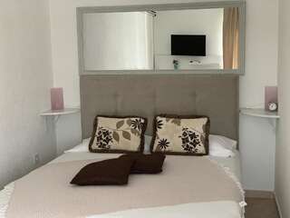 Апартаменты Apartmani Krgušić Тиват Семейный номер-студио-6